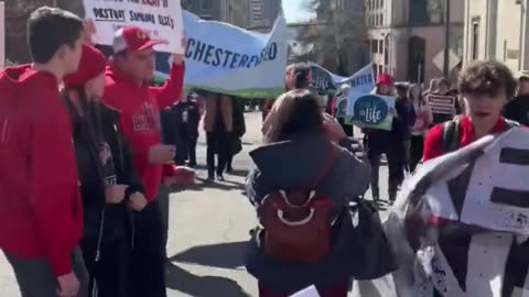 Activista trans ataca a estudiantes pacíficos durante la Marcha