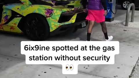 6ix9ine spotted at the gas station without security