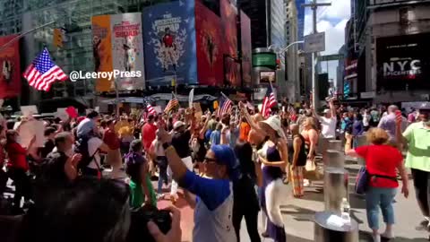 BREAKING! Manhattan, NYC, Happening Now: Video shows Thousands