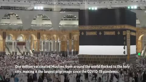 Timelapse of pilgrims circling Kaaba in Mecca