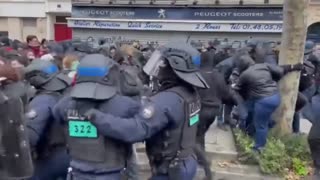 Students, women and the elderly beaten in the back in France