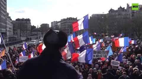Paris protesters demand end of weapon deliveries to Kiev