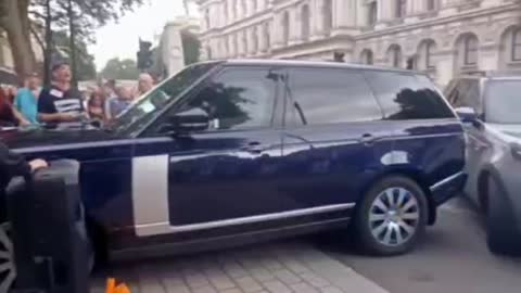 London: Ukraine peace activists block Defence Secretary Ben Wallace's car.