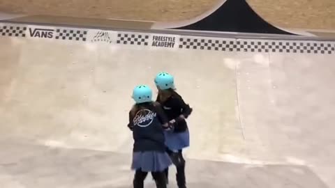 Using their twin senses in skating skills 👏 (rollerskatetwinsIG) #twinsisters