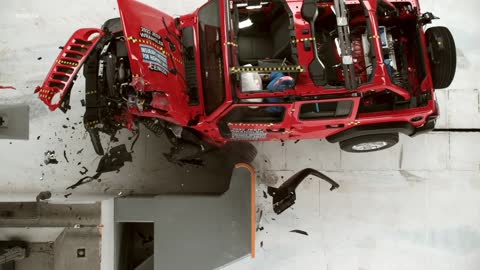 Jeep Wrangler Crash Test FAIL (once again) Roll Over During Small Overlap Crash Test