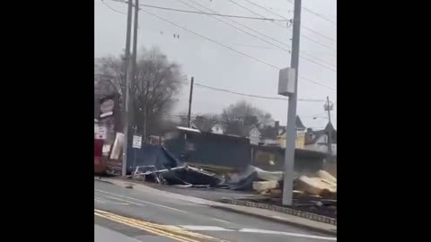 🚨Warning:A freight train has slammed into a tractor-trailer