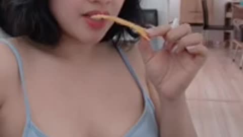 LINDSEY_loves_too_eat_too_!!(240p).mp4