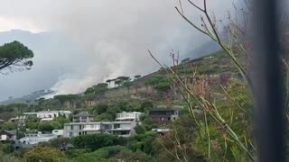 A fire is raging on the slopes of Table Mountain