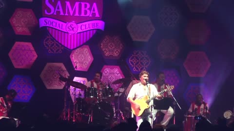 Bebeto canta "Menina Carolina", ao vivo no show do Samba Social Clube