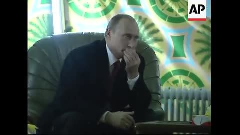 Gadhafi and Putin meet at fireside Bedouin tent