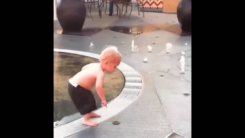 Water is a good toy for the baby