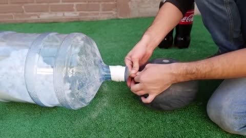 Experiment Giant Coca Cola Balloon VS Mentos5