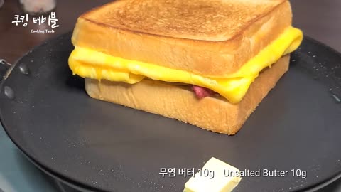 Making simple bacon egg toast with mozzarella, Cheddar cheese