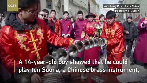 Skillful teen plays 10 Chinese horns in one go