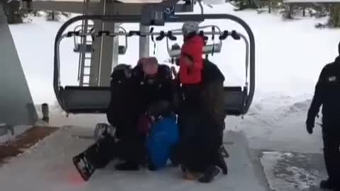 NoMask arrestatie | andere skieers tackelen man en helpen de politie bij de arrestatie
