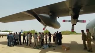 Avião de evacuação turco é baleado durante pouso no Sudão