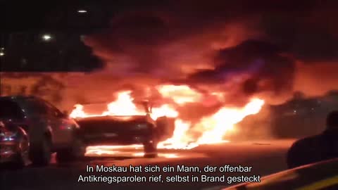 In Moskau hat ein Mann, der offenbar Antikriegsparolen rief, Autos in Brand gesteckt