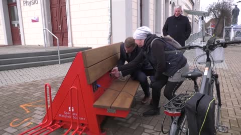 PUNKTum Inbetriebnahme einer Solarbank am Bahnhof Eisleben