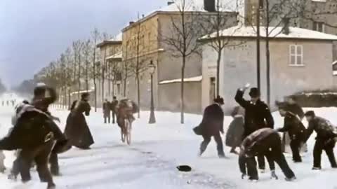 Una battaglia con le palle di neve di 125 anni fa a Lione, in Francia.