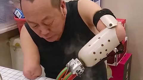 Man with prosthetic arm lives life to the fullest! ❤