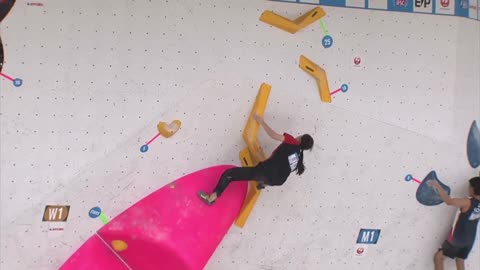 The semi-final performance of Chinese young player Luo Zhilu in the last leg of the IFSC Rock Climbi