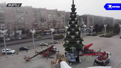 A twenty-meter Christmas tree was installed in Mariupol.