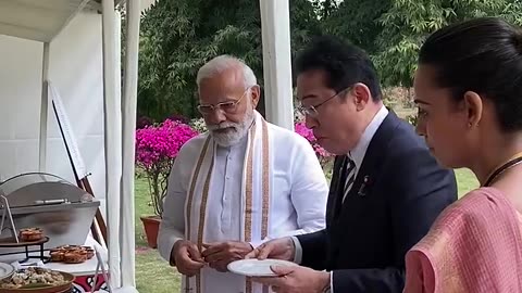 President eating golgapp with Indian prime minister