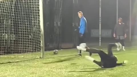 These goalkeepers got cat-like reflexes 😅 (keepertricksIG) #goalkeeper #goalie #training