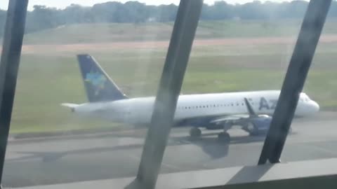 Embraer 195 PR-AXT taxiando e decolando de Manaus para Porto Velho