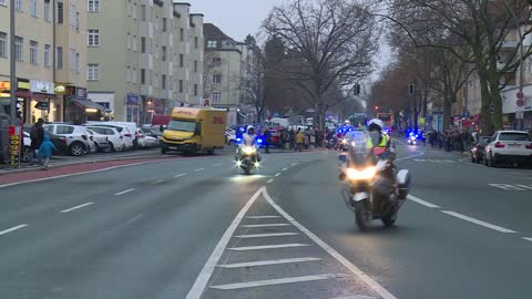 Polizei Berlin sperrt die Straßen für Weihnachtsmänner auf Motorrädern - Santa Claus on Road e.V.