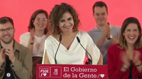 María Jesús Montero recibe una llamada de su madre en pleno mitin