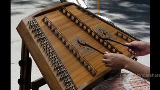 Santoor é um instrumento musical completamente iraniano com uma identidade de música iraniana