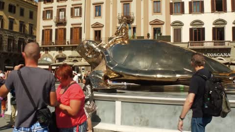 The sculpture of a Golden Turtle of Jan Fabre named Serching for Utopia