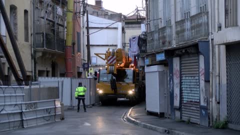 Crane used to remove 300 kg French man trapped in his home