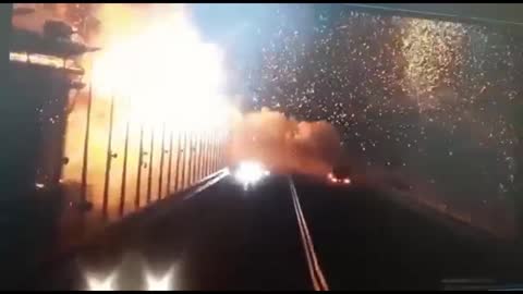 Bezpečnostní kamera z Krymského mostu zachytila, že exploze zjevně nevyšla z kamionu