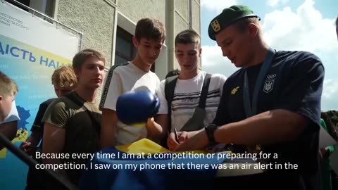 Ukrainian boxer Khyzhniak arrives in Kyiv after winning gold at the Paris Olympics