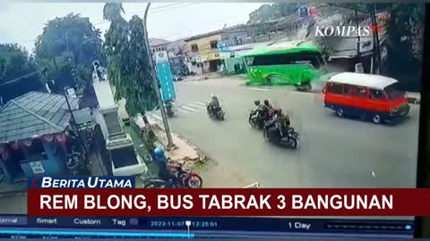Diduga Akibat Rem Blong, Sebuah Bus Tabrak 3 Bangunan di Jalan Veteran Purwakarta