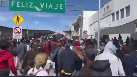 BREAKING: A group of at least 1,000 migrants have swarmed a port of entry in El Paso