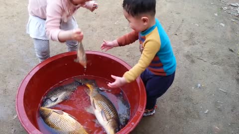 Baby play with the fishes