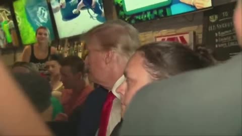 Fox News - Watch: Donald Trump gets swarmed as he hands out pizza at Iowa pub