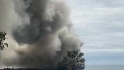 🚨#BREAKING: Firefighters are battling a massive fire at the Oceanside Pier #Oceanside | #California