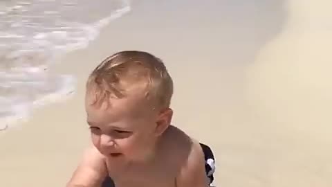 Funny baby reaction on the beach ⛱️