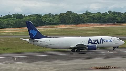 Boeing 737-300F PR-AJZ taxia antes de decolar de Manaus para Campinas