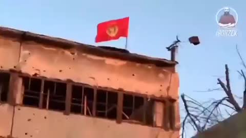 La bandiera dell'URSS sventola su Azovstal.