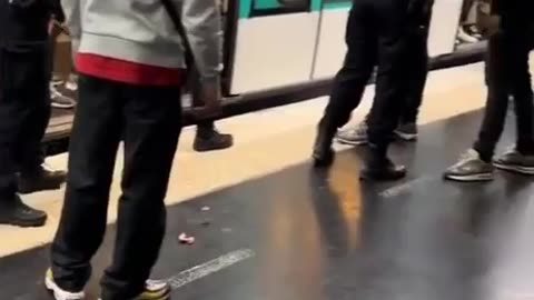 Un folto gruppo di africani Litigano nella metropolitana di Parigi