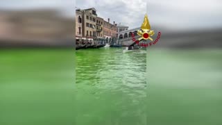 Aparece mancha verde fosforescente en el Gran Canal de Venecia