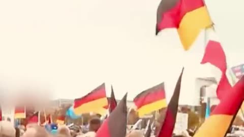 Germans gather outside the parliamentbuilding inBerlin