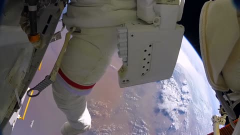 Astronautas pierden un escudo en el espacio por accidente
