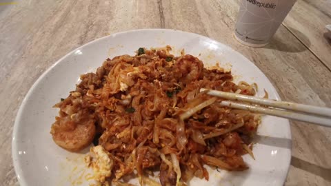 MERICAN FOREIGNER TRIES CHAR KWAY TEOW IN MALAYSIA! (Malaysian Food)