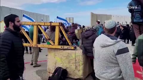 Israeli protesters try to block Gaza aid crossing